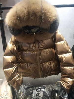 Късо зимно лъскаво дамско яке с гъши пух и яка естествена лисица