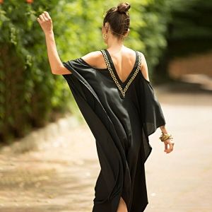 Дълга свободна черна рокля роба с ръкав с отворени рамена