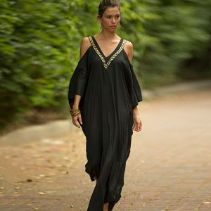 Дълга свободна черна рокля роба с ръкав с отворени рамена