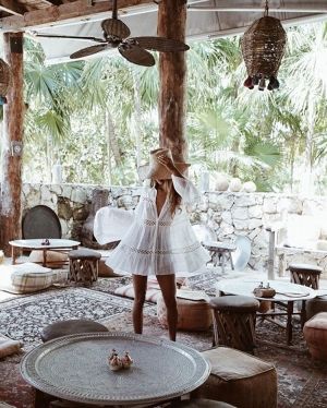 Бяла лятна разкроена плажна туника риза