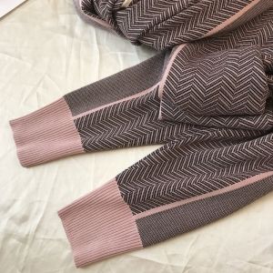 Моден дамски комплект от фино плетиво с дълъг ръкав с цип