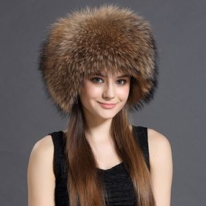 Зимна дамска шапка цялата от естествен дълъг косъм лисица