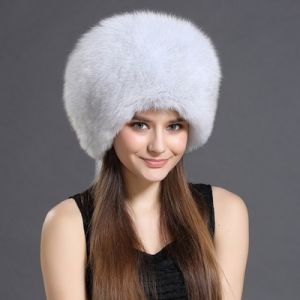 Зимна дамска шапка цялата от естествен дълъг косъм лисица