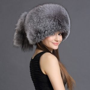 Зимна дамска шапка цялата от естествен дълъг косъм лисица