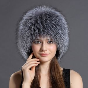 Зимна дамска шапка цялата от естествен дълъг косъм лисица