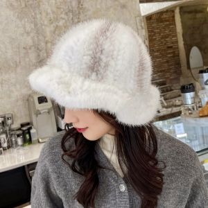 Зимна дамска шапка цялата от естествена вълна от норка
