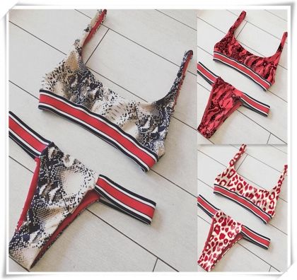 Моден червен бански с принт